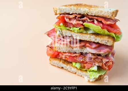 Ein BLT ist eine Art Sandwich, benannt nach den Initialen seiner Hauptzutaten, Speck, Salat und Tomaten Stockfoto