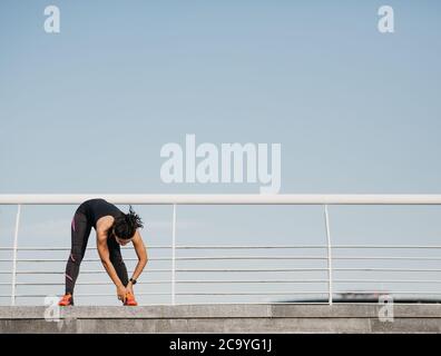 Sommertraining im Freien. afroamerikanische Mädchen in Sportswear tun Pisten Stockfoto
