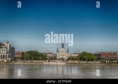 Blick auf die Saint Louis Kathedrale von der anderen Seite des Mississippi Flusses in New Orleans, Louisiana, USA Stockfoto