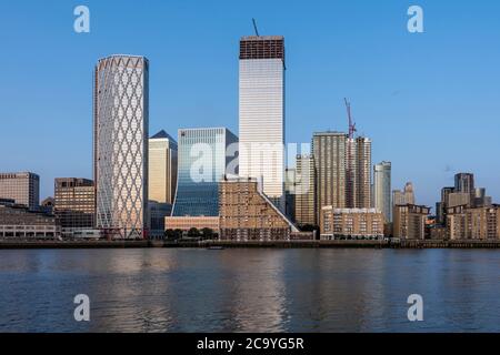 Blick auf die Westseite der Isle of Dogs, von links nach rechts: Neufundlandgebäude, Canary Wharf Tower, Societe Generale Landmark Pinnacle, Cascades Stockfoto