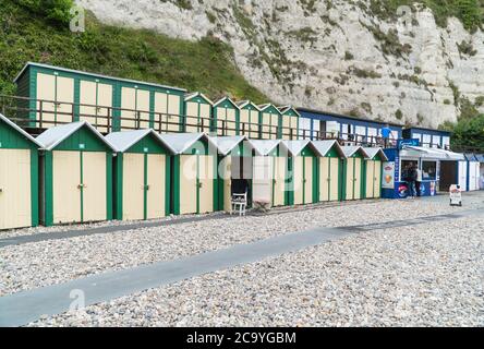 Strandhütten und Eisdiele am Kiesstrand von Beer Devon UK. Juni 2019. Stockfoto