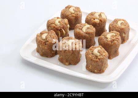 Adadiya (mit Kardamom, Ingwer, Muskatnuss, Mandeln und Safran gezuckerte Schwarzgram-Mehl-Fugen) – Indische Süße im Winter - Bild Stockfoto