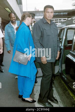 Muhammad Ali bei Ankunft am Flughafen London Heathrow 1989 Stockfoto