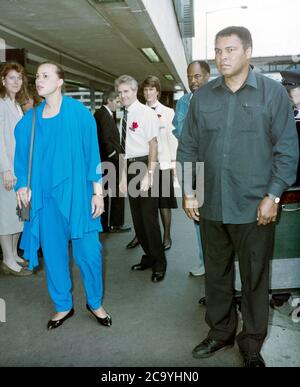 Muhammad Ali bei Ankunft am Flughafen London Heathrow 1989 Stockfoto