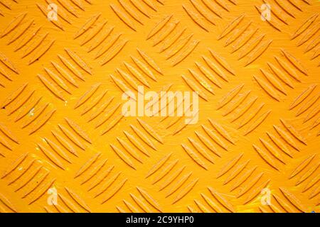 Nahaufnahme Landschaftsaufnahme der gelb lackierten Metallplatte mit Schraffurmuster. Stockfoto