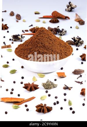 Indische Garam Masala Pulver in Schüssel und es ist Zutaten bunte Gewürze. Selektive Fokus, Garam Masala oder mischen Gewürze, ganze Garam Masala Stockfoto