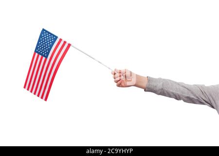 Kinderhand hält die Flagge der USA isoliert auf weißem Hintergrund. Flagge der Vereinigten Staaten von Amerika. Stockfoto
