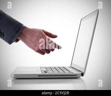 Hand in Front auf Laptop Stockfoto
