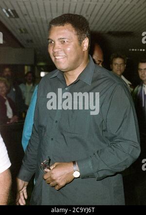 Muhammad Ali bei Ankunft am Flughafen London Heathrow 1989 Stockfoto