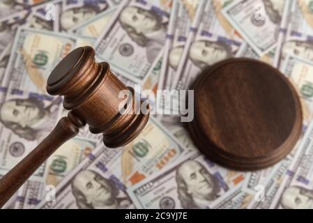 Richter Gavel und das Geld. Dollar und Gerechtigkeit. Korruptes Gericht. Erprobung von Geldbetrügern Stockfoto