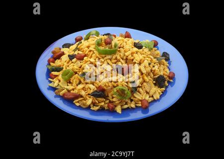 Jada Poha Namkeen Chivda / Thick Pohe Chiwda ist ein Glas Snack mit einer Mischung aus süßen, salzigen und Nüssen Aromen, serviert mit kalten Getränken. Selektive Fokus - i Stockfoto