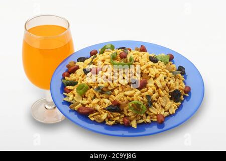 Jada Poha Namkeen Chivda / Thick Pohe Chiwda ist ein Glas Snack mit einer Mischung aus süßen, salzigen und Nüssen Aromen, serviert mit kalten Getränken. Selektive Fokus - i Stockfoto