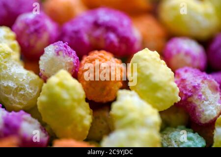 Bunte Körner von Puffreis schossen aus nächster Nähe hinein Querformat Stockfoto