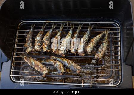 Gegrillte Sardinen, Fisch auf dem elektrischen Grill, Draufsicht Stockfoto