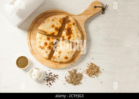 Gefüllte Qeema Hackfleisch Naan mit Kräutern und Gewürzen und weißer Butter Stockfoto