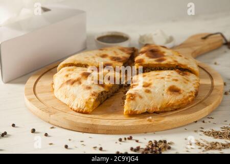 Gefüllte Qeema Hackfleisch Naan mit Kräutern und Gewürzen und weißer Butter Stockfoto