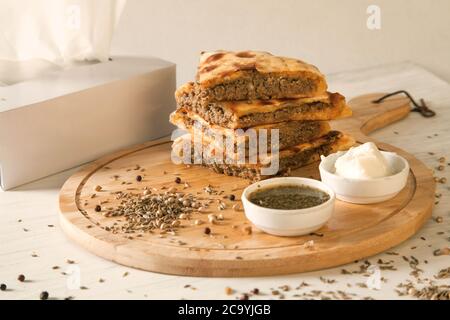 Gefüllte Qeema Hackfleisch Naan mit Kräutern und Gewürzen und weißer Butter Stockfoto