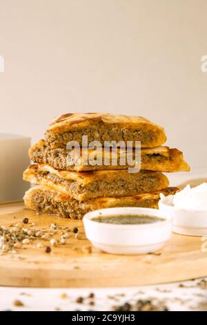 Gefüllte Qeema Hackfleisch Naan mit Kräutern und Gewürzen und weißer Butter Stockfoto