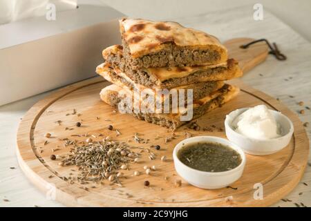 Gefüllte Qeema Hackfleisch Naan mit Kräutern und Gewürzen und weißer Butter Stockfoto