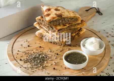 Gefüllte Qeema Hackfleisch Naan mit Kräutern und Gewürzen und weißer Butter Stockfoto