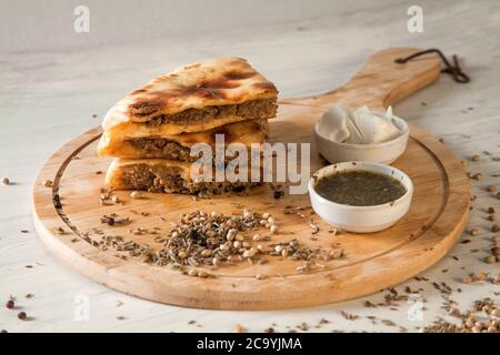 Gefüllte Qeema Hackfleisch Naan mit Kräutern und Gewürzen und weißer Butter Stockfoto