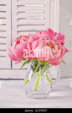 Pfingstrose Blumen in einer weißen vase Stockfoto