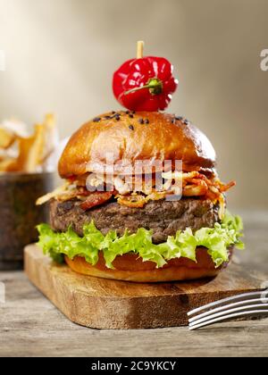 Rustikaler Burger mit Pommes Stockfoto