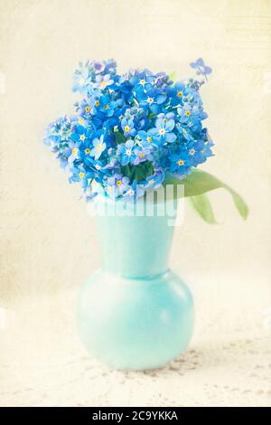 Vergiss mich nicht Blumen in einer vase Stockfoto
