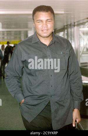 Muhammad Ali bei Ankunft am Flughafen London Heathrow 1989 Stockfoto