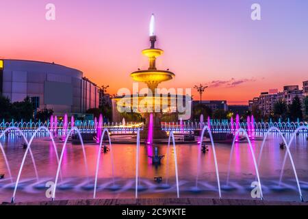 Bukarest, Rumänien. Der Unirii-Brunnen bei Sonnenaufgang. Stockfoto