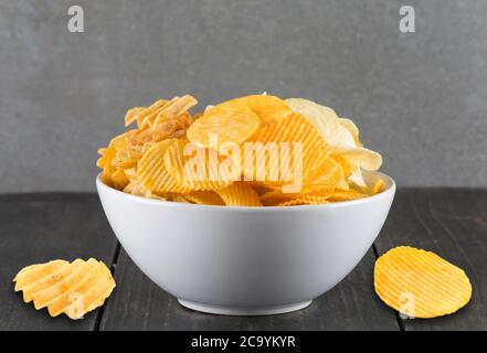 Kartoffelchips auf Holz Hintergrund Stockfoto