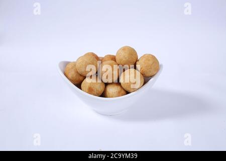 Trockene Frucht Kachori ist kleine und runde Form Ball gefüllt mit Masala und Cashew etc, serviert mit Tomatenketchup, Selective Focus - Bild Stockfoto