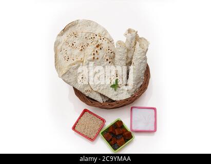 Indische Snacks, frittierte oder geröstete Mung/Urad dal Cracker oder Papad, die eine Beilage zum Mittag- und Abendessen ist. Serviert in einem Rohrkorb / Teller Stockfoto