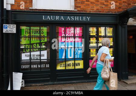 Tenterden, Kent, Großbritannien. 03. August 2020. Coronavirus-Update: COVID 19 Auswirkungen auf die Hauptstraße mit mehreren Schließungen von Geschäften. Foto-Kredit: Paul Lawrenson-PAL Lawrenson/Alamy Live Nachrichten Stockfoto