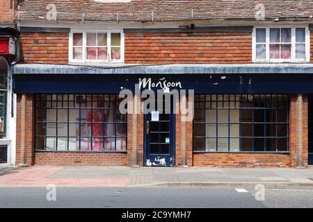 Tenterden, Kent, Großbritannien. 03. August 2020. Coronavirus-Update: COVID 19 Auswirkungen auf die Hauptstraße mit mehreren Schließungen von Geschäften. Foto-Kredit: Paul Lawrenson-PAL Lawrenson/Alamy Live Nachrichten Stockfoto