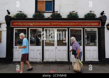 Tenterden, Kent, Großbritannien. 03. August 2020. Coronavirus-Update: COVID 19 Auswirkungen auf die Hauptstraße mit mehreren Schließungen von Geschäften. Foto-Kredit: Paul Lawrenson-PAL Lawrenson/Alamy Live Nachrichten Stockfoto