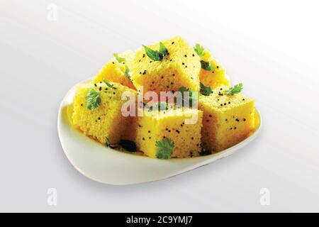 Beliebte indische / Gujarati Gericht traditionelle Street Food Sev Khaman Dhokla serviert mit Chutney & Chili. Selektiver Fokus - Bild Stockfoto