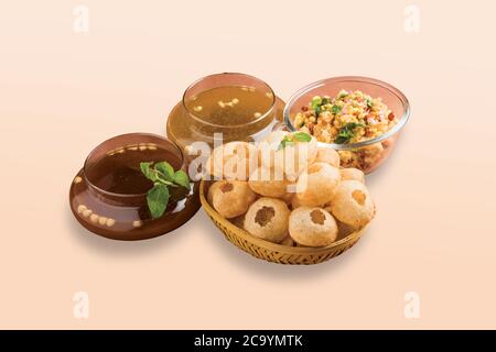 Panipuri oder Golgappa ist ein gängiger Straßenjause aus Indien. Es ist ein runder, hohler puri gefüllt mit einer Mischung aus aromatisiertem Wasser und anderen Chat-Elemente. Stockfoto