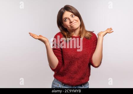 Ich weiß es nicht, tut mir leid! Porträt von ahnungslos unsicheren Mädchen in zottelig Pullover zuckende Schultern, Gefühl verwirrt unsicher über Antwort, Zweifel. ind Stockfoto