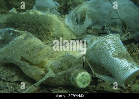 Budva, Budva Gemeinde, Montenegro, Europa. Juli 2020. BECICI UND BUDVA, BUDVA GEMEINDE, MONTENEGRO - 31. JULI 2020: Plastik und andere Müll verschmutzen in der Adria. Gebrauchte medizinische Gesichtsmasken nach COVID-19 am Strand entsorgt und ins Meer fällt, treibt unter Wasser zusammen mit Plastikmüll und am Boden niederlassen, nähert sich einer ökologischen Katastrophe. Nahaufnahme, Plastikmüll liegt auf dem Meeresboden. Kredit: Andrey Nekrasov/ZUMA Wire/Alamy Live Nachrichten Stockfoto