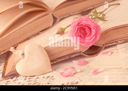 Rosa Blumen, Briefe und alte Bücher Stockfoto