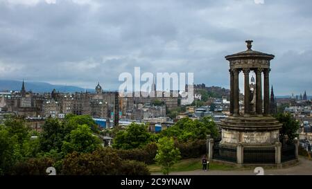 Wunderschöne Aufnahme des Dugald Stewart Monument und des Edinburgh Skyline der Stadt an einem bewölkten Tag Stockfoto