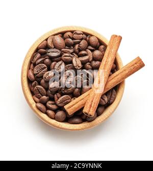 Aromatisierte Kaffeebohnen in einer Holzschüssel Stockfoto
