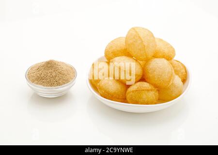 Panipuri oder Golgappa ist ein gängiger Straßenjause aus Indien. Es ist ein runder, hohler puri gefüllt mit einer Mischung aus aromatisiertem Wasser und anderen Chat-Elemente. Stockfoto