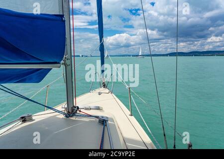 Segelboot auf dem Plattensee Schiff prow Ansicht und andere Segelboote im Hintergrund Stockfoto