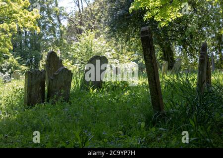 Alte Grabsteine in einem Kirchhof Stockfoto