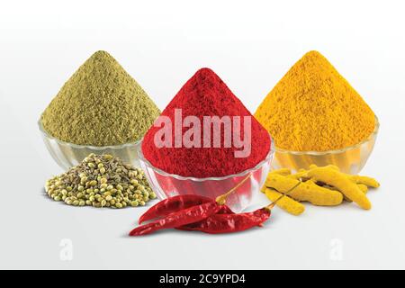 Kurkuma, Chilly, Koriander, Puder Haldi, Marcha, Dhana, Koriandersamen, Dry Chilly, Kurkuma Wurzel, Masala in Schale, Holz & Weißer Hintergrund -Bild Stockfoto