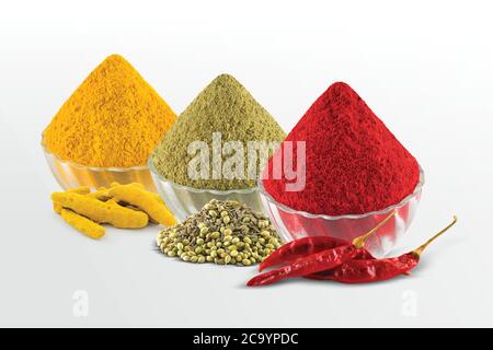 Kurkuma, Chilly, Koriander, Puder Haldi, Marcha, Dhana, Koriandersamen, Dry Chilly, Kurkuma Wurzel, Masala in Schale, Holz & Weißer Hintergrund -Bild Stockfoto