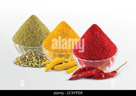 Kurkuma, Chilly, Koriander, Puder Haldi, Marcha, Dhana, Koriandersamen, Dry Chilly, Kurkuma Wurzel, Masala in Schale, Holz & Weißer Hintergrund -Bild Stockfoto