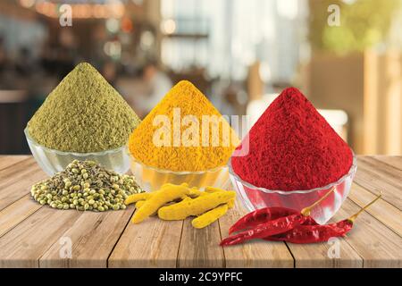 Kurkuma, Chilly, Koriander, Puder Haldi, Marcha, Dhana, Koriandersamen, Dry Chilly, Kurkuma Wurzel, Masala in Schale, Holz & Weißer Hintergrund -Bild Stockfoto